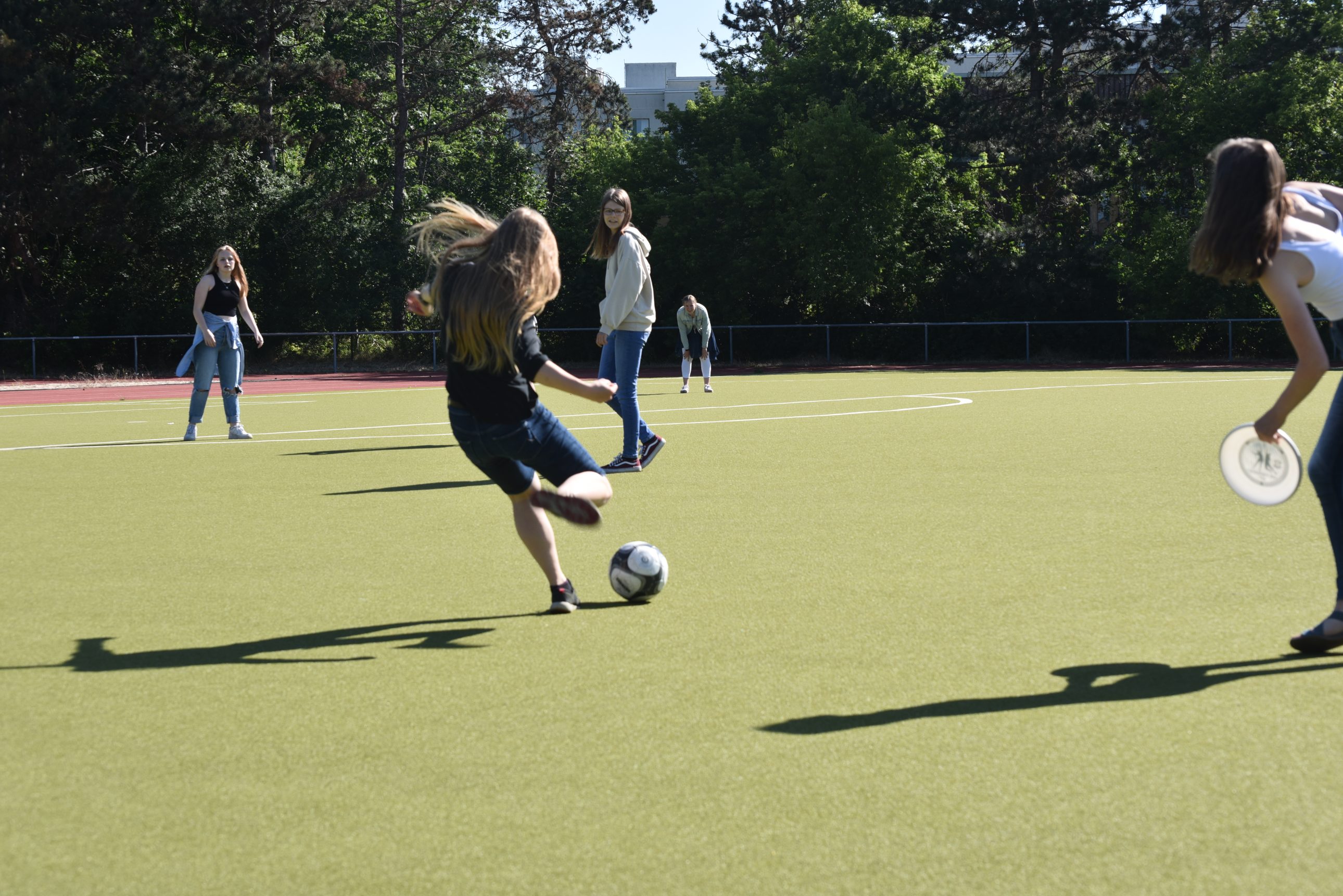 Mädchen beim Fußball auf grünem Rasen